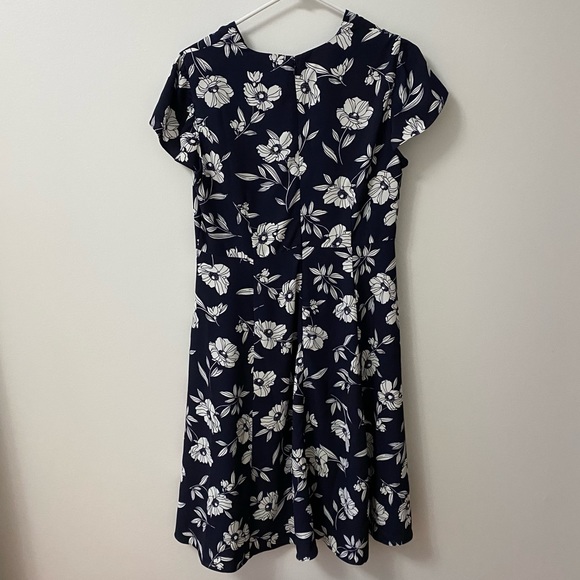 ANN TAYLOR NAVY AND WHITE FLORAL MIDI DRESS - Picture 2 of 7